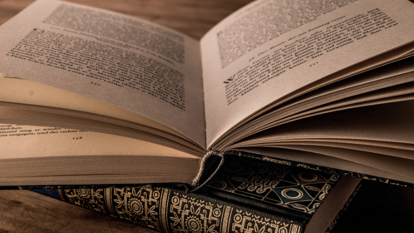  Explorando o fenômeno dos “wrap-ups” mensais de leitura no BookTok, com Nathalia Belletato