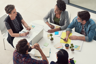 Bruno Garcia Redondo apresenta estratégias eficazes para alinhar talentos e metas coletivas rumo à alta performance em equipe.