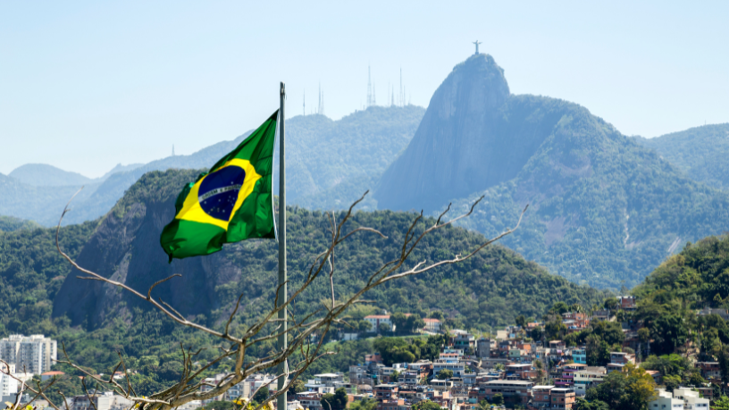 Alegria e cultura carioca ganham vida nos blocos do Leblon, comenta Leonardo Rocha de Almeida Abreu.