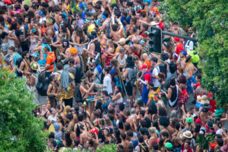 Leonardo Rocha de Almeida Abreu revela os segredos e tradições dos blocos de carnaval no Leblon.
