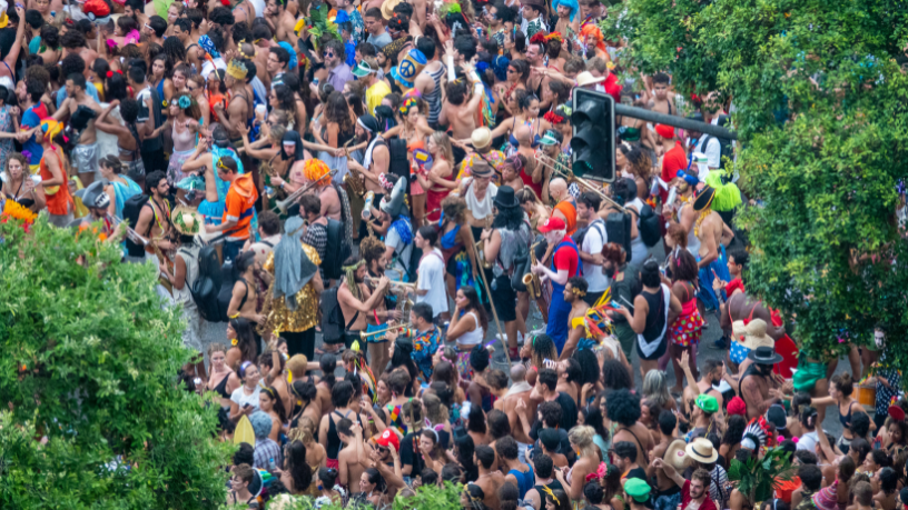 Leonardo Rocha de Almeida Abreu revela os segredos e tradições dos blocos de carnaval no Leblon.