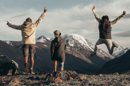 Viajar sem perder o equilíbrio: estratégias práticas de saúde física e mental para manter o bem-estar em movimento — por Márcio Pires de Moraes.