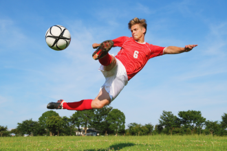 Como a periodização em esportes intermitentes equilibra intensidade e recuperação para maximizar desempenho de Gustavo Luíz Guilherme Pinto.