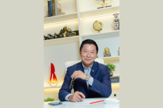 A mamoplastia redutora oferece benefícios estéticos e funcionais que impactam postura e conforto, destaca Milton Seigi Hayashi.