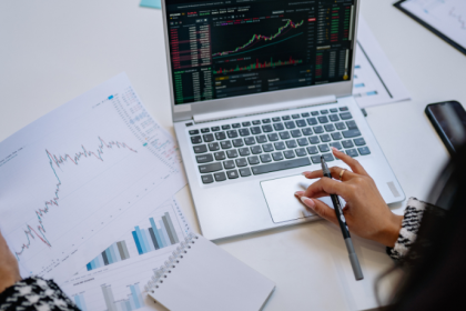 Empresas estão usando IA para antecipar tendências sociais e aprimorar decisões estratégicas. Andre de Barros Faria destaca o valor da análise preditiva.