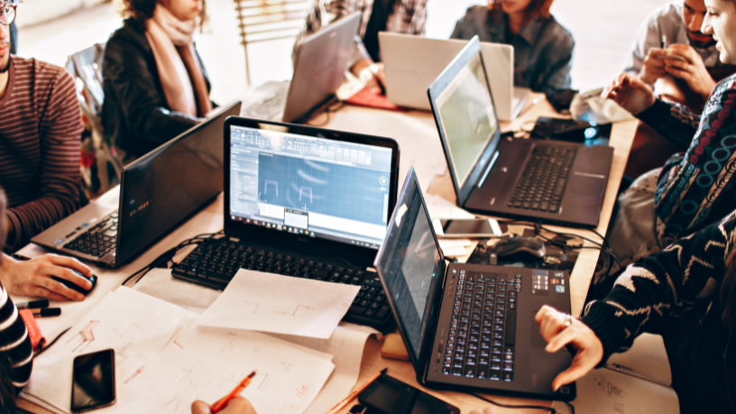 A IA permite transformar decisões estratégicas ao identificar tendências sociais com mais precisão. Andre de Barros Faria ressalta o papel dos dados na inovação.