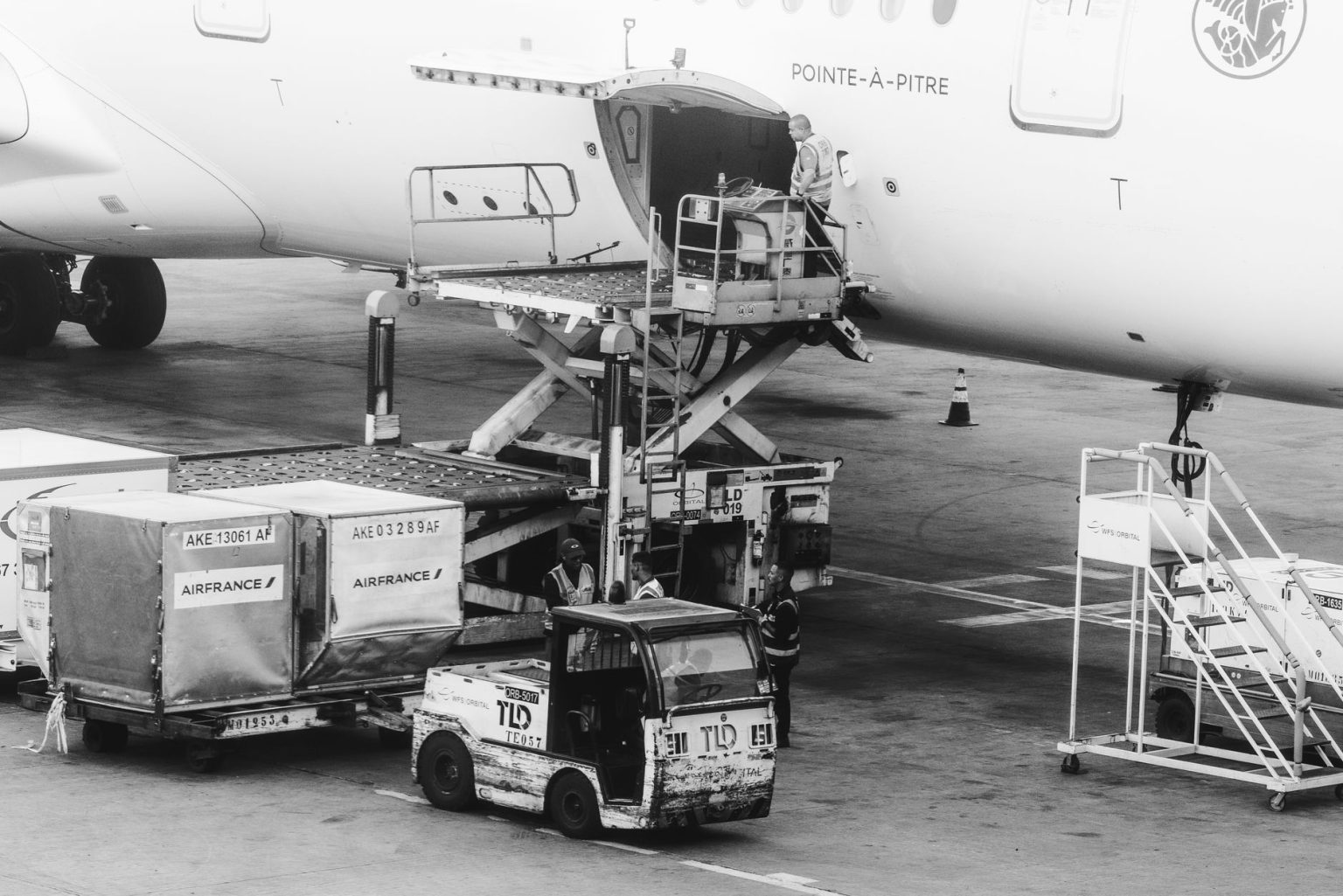 Operação de carregamento de carga em uma aeronave estacionada no aeroporto.
