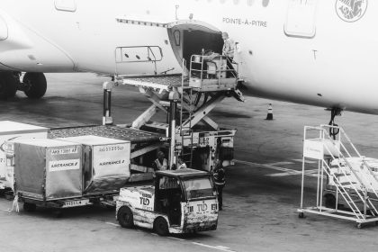 Operação de carregamento de carga em uma aeronave estacionada no aeroporto.