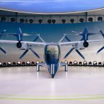 Protótipo de aeronave eVTOL elétrica com hélices exposto em um ambiente interno.