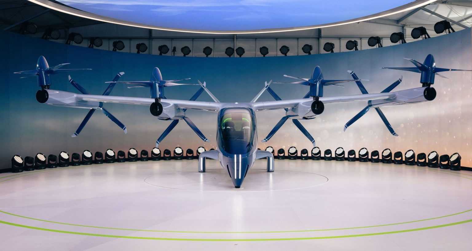 Protótipo de aeronave eVTOL elétrica com hélices exposto em um ambiente interno.