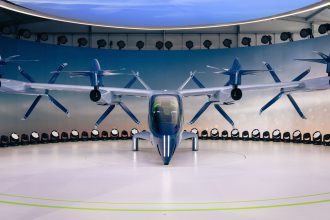 Protótipo de aeronave eVTOL elétrica com hélices exposto em um ambiente interno.