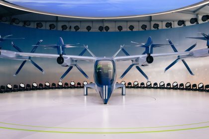 Protótipo de aeronave eVTOL elétrica com hélices exposto em um ambiente interno.