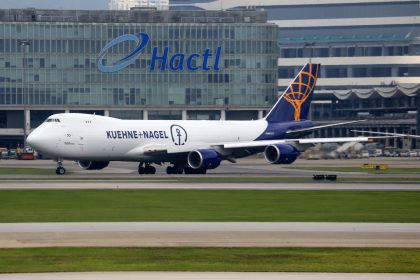 Avião cargueiro comercial em pista de aeroporto, preparado para decolagem.
